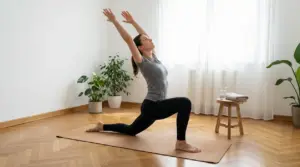 Persona che esegue un esercizio di stretching su un tappetino in una stanza luminosa